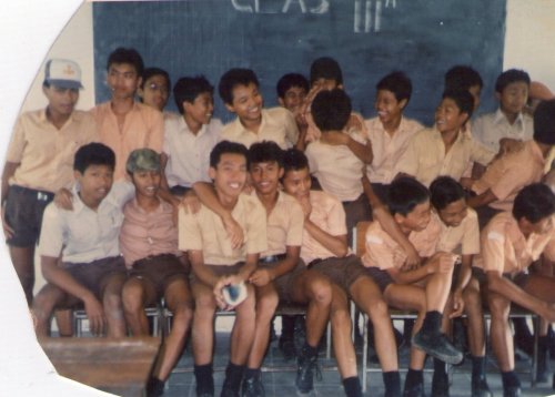 Iman saat SMP, duduk di baris depan, nomor 3 dari kanan