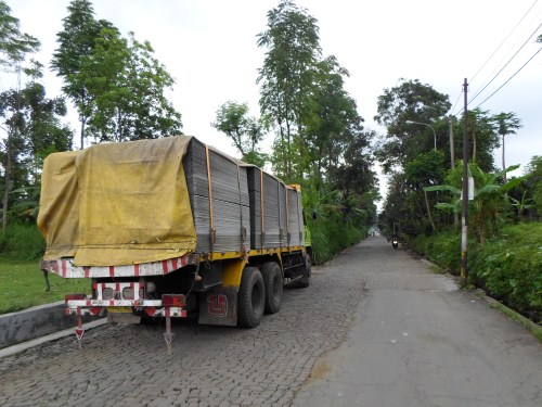 papan pengganti tripleks kian dibutuhkan seiring dengan makin habisnya pohon yang bisa ditebang untuk bahan baku tripleks