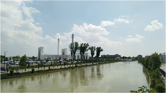 sungai tengah kota tashkent dekat masjid minor