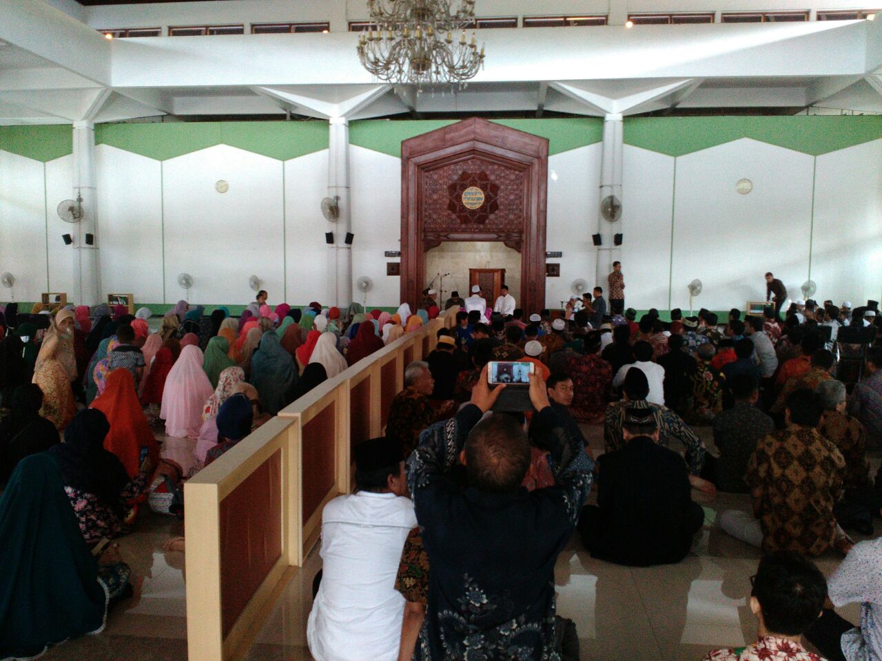 Izza_Hadirin-memenuhi-masjid
