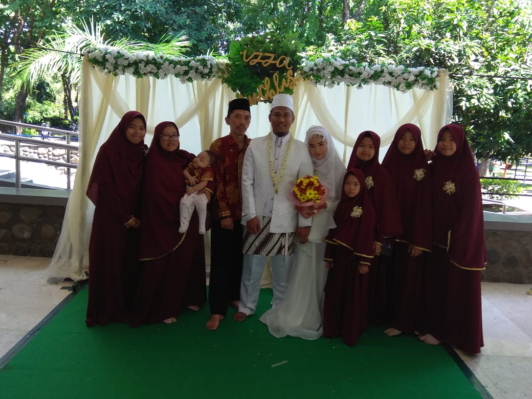 Izza_Keluarga-Iman-bersama-mempelai